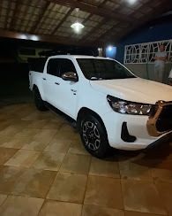 Caminhonete branca pronta após a lavagem