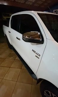 Lateral de caminhonete Hilux limpa