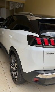 Traseira de SUV Peugeot 3008 após o serviço